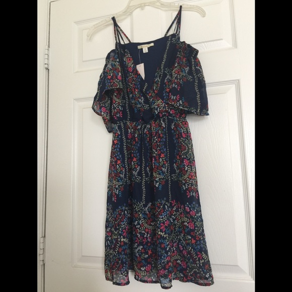Francesca’s Joslyn Floral Wrap Dress Brand NWT - Picture 4 of 8